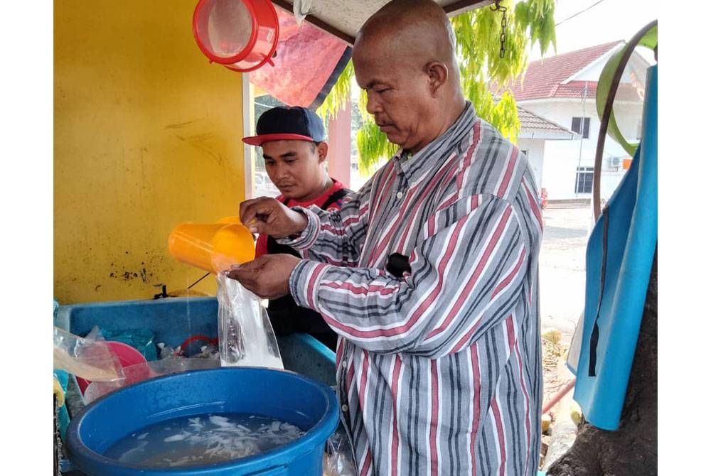 Proses memasukkan air kelapa sebagai persediaan awal untuk jualan.