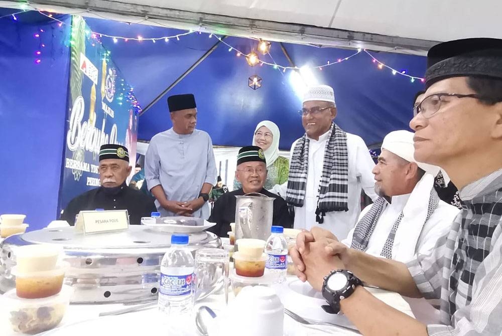 Ramli beramah mesra dengan pegawai dan anggota polis pada Majlis Berbuka Puasa Bersama Ketua Polis Pahang Peringkat Zon A di pekarangan IPD Kuantan pada malam Rabu.