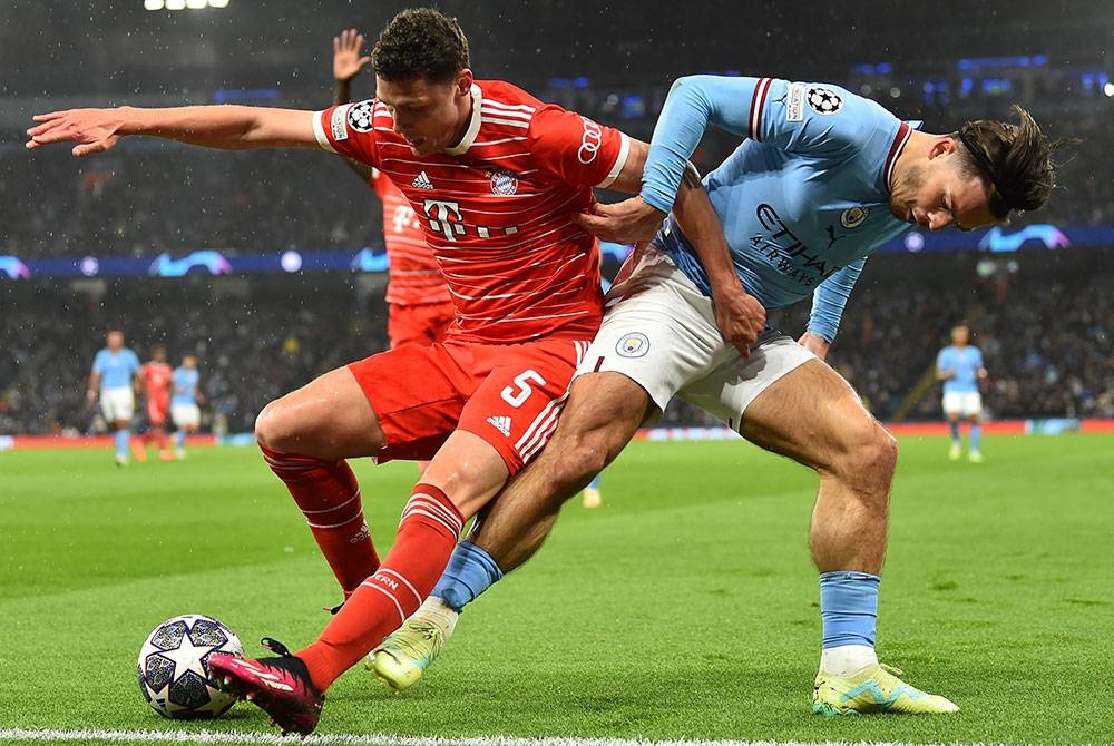 Pemain Bayern, Benjamin Pavard (kiri) mengawal bola daripada pemain City, Jack Grealish dalam aksi di Stadium Etihad.- Foto EPA