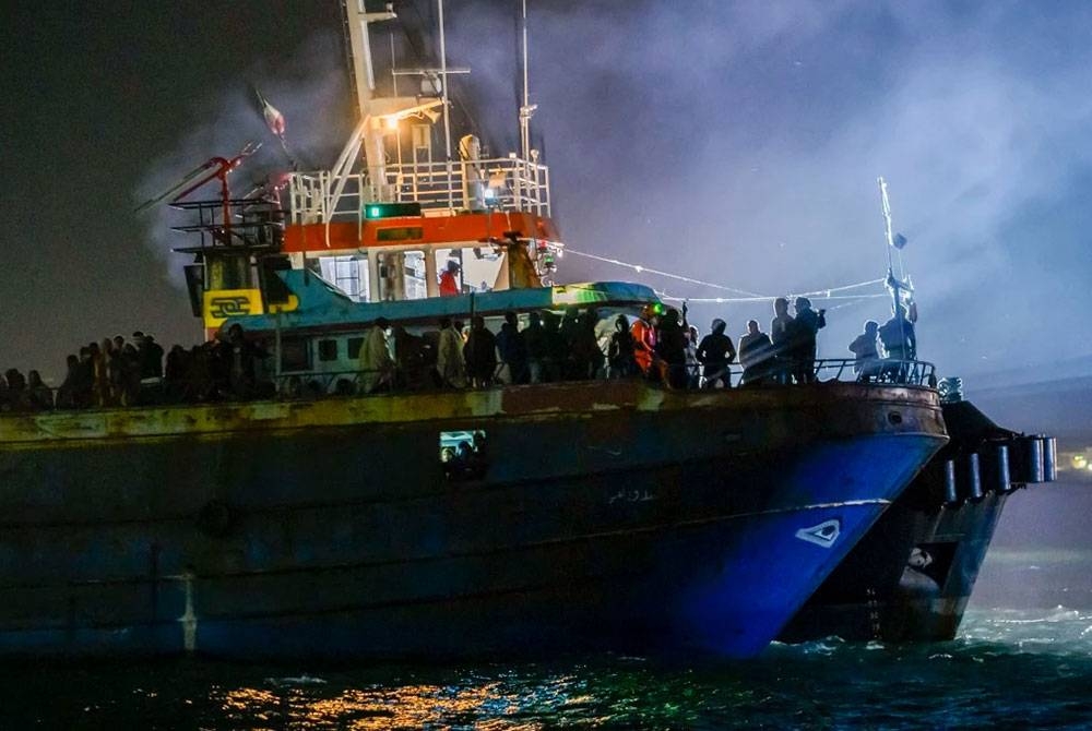 Sebuah bot nelayan dengan kira-kira 500 pendatang memasuki pelabuhan Crotone di selatan Itali bulan lalu. - Foto: AP