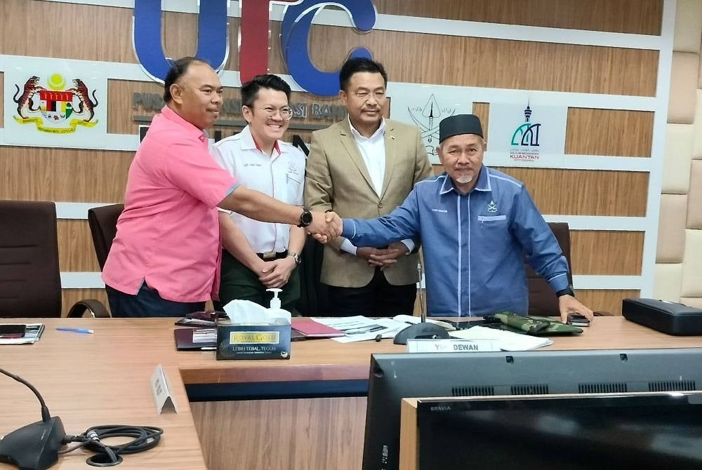 Ketua Pembangkang DUN Pahang, Tuan Ibrahim (kanan) turut hadir pada sesi taklimat RUU Anti Lompat Parti bersaman ADUN DUN Pahang di Dewan UTC di sini pada Rabu.