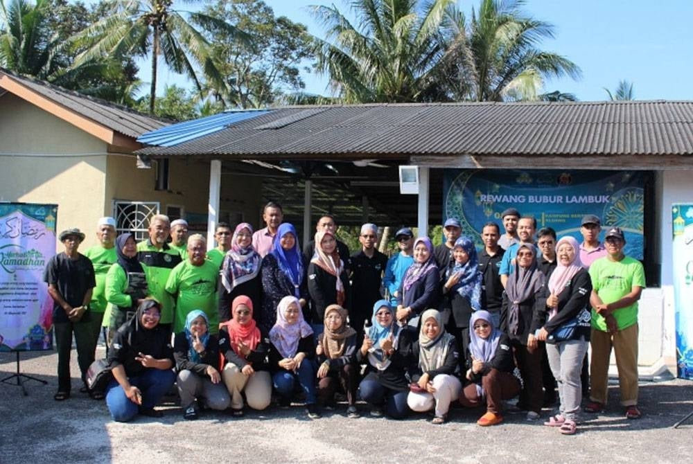 Sebahagian daripada 50 ahli kelab merakam kenangan selepas menyampaikan sumbangan dalam Program Ihya’ Ramadhan di Surau Kampung Bentong, Kluang pada Sabtu.