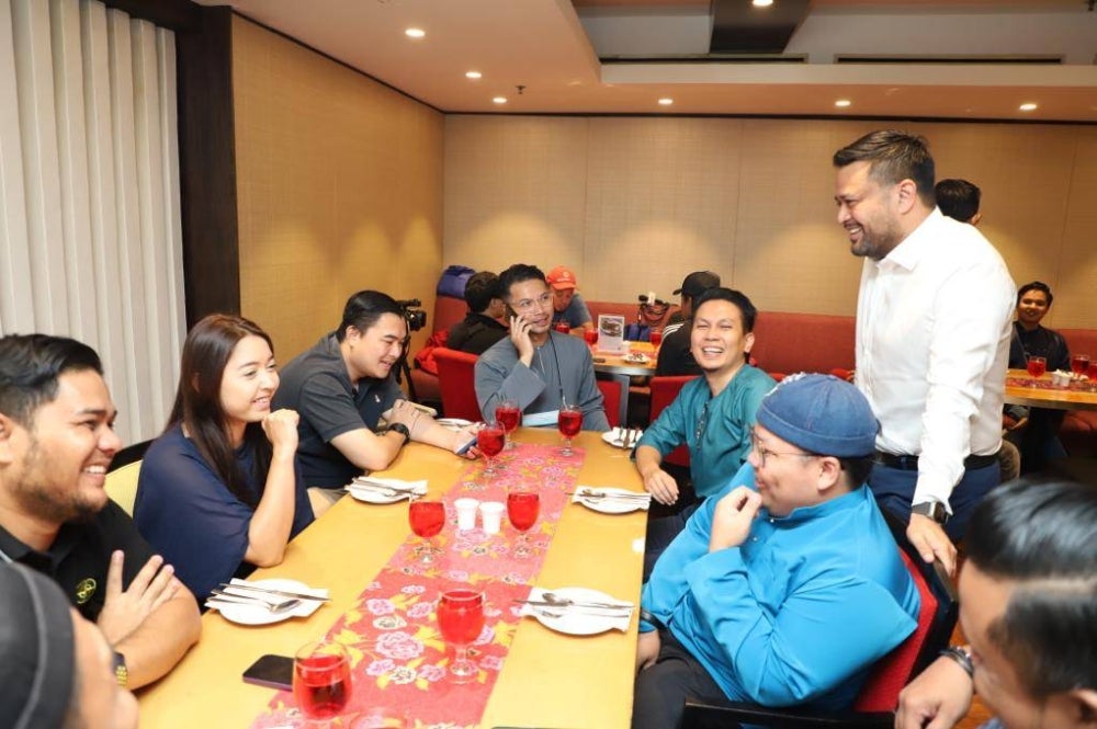 Stuart beramah mesra dengan beberapa petugas media pada Majlis Berbuka Puasa Liga Bola Sepak Malaysia (MFL) di sebuah hotel terkemuka di Petaling Jaya pada Selasa. - Foto MFL