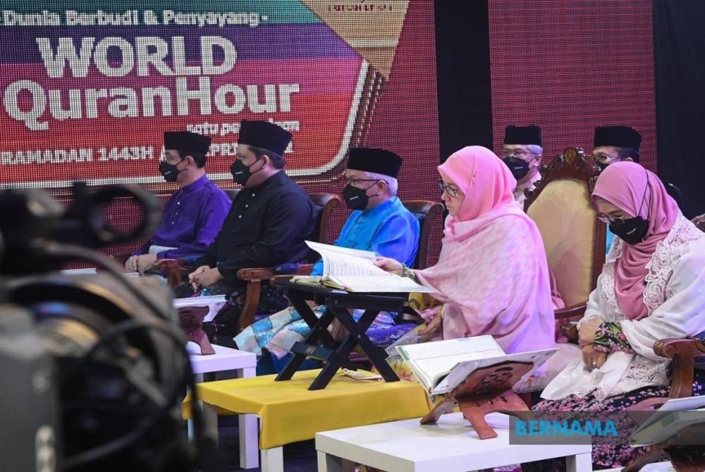 Tunku Azizah (dua dari kanan) ketika mencemar duli hadir ke Program World #QuranHour 2022. - Foto fail Bernama