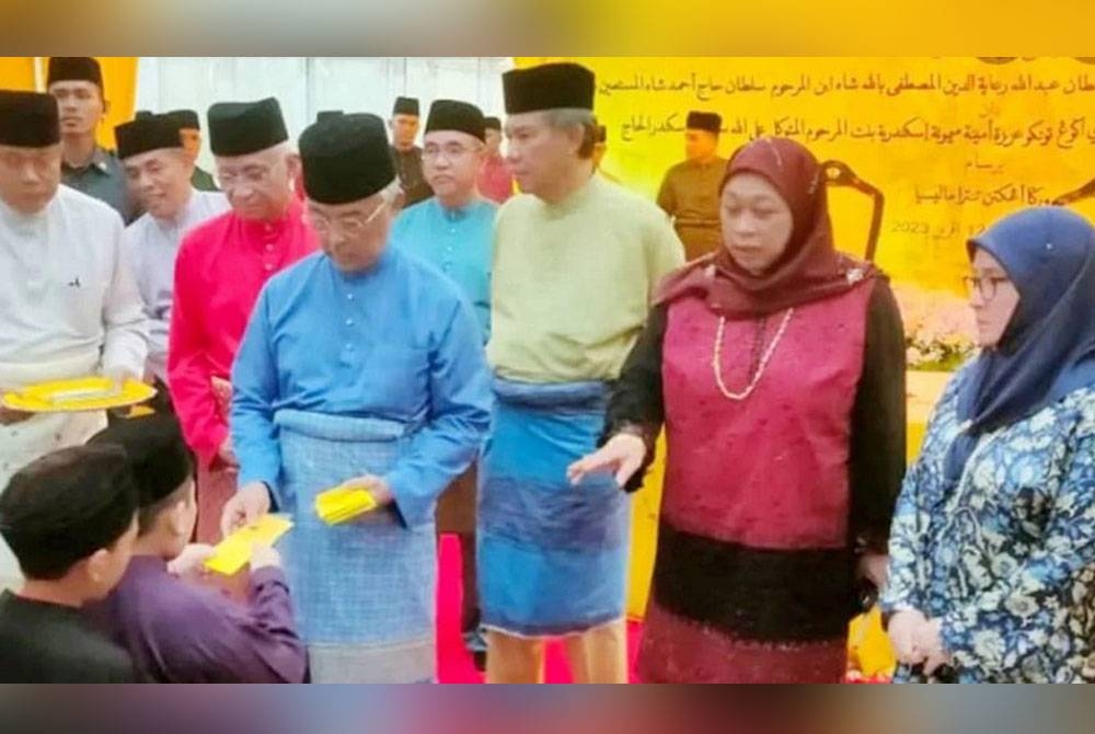 Yang Di-Pertuan Agong, Al-Sultan Abdullah Ri'Ayatuddin Al-Mustafa Billah Shah dan Raja Permaisuri Agong, Tunku Hajah Azizah Aminah Maimunah Iskandariah berkenan mencemar duli ke Majlis Berbuka Puasa bersama warga Angkatan Tentera Malaysia di Masjid Khalid Al-Walid, Kementerian Pertahanan di ibu negara. - Foto ihsan NASIONALfm