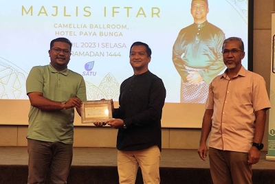 Abdul Karim (tengah) menyerahkan cek sumbangan sebanyak RM5,000 kepada Pemangku Presiden KAWAT, Mohd Ishak Abdillah Ngah bagi menyokong usaha dan aktiviti kelab itu pada Majlis Iftar dan Apresiasi Bersama Media di Hotel Paya Bunga pada Selasa.