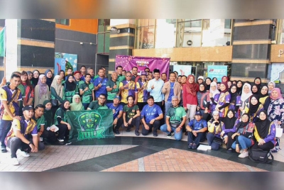 Peserta bergambar bersama Mohd Zawawi (tengah) sebelum majlis pelepasan konvoi.