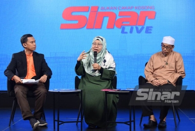 Program Sinar Live bertajuk “World #QuranHour: Memanusiakan Manusia” menampilkan (dari kiri) Moderator, Marhaini dan Ustaz Safri nyang berlangsung di Auditorium Kumpulan Karangkraf pada Rabu. Foto SINAR HARIAN / Rafeq Redzuan