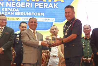 Saarani (tengah) menyerahkan juadah raya kepada Pengarah Bomba Perak, Azmi Osman di Bangunan Perak Darul Ridzuan pada Rabu.