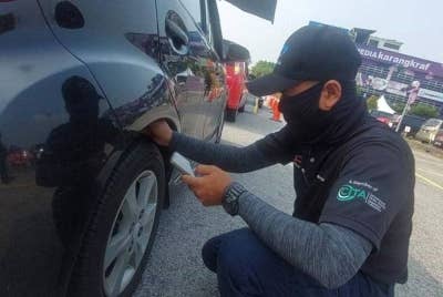 Seorang staf sedang menjalankan pemeriksaan.