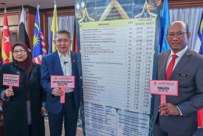 Salahuddin (dua dari kiri) ketika mengumumkan senarai Skim Harga Maksimum Musim Perayaan Hari Raya Puasa (SHMMP) 2023 yang akan berkuatkuasa pada 15 April sehingga 30 April 2023 di Kementerian Perdagangan Dalam Negeri dan Kos Sara Hidup (KPDN) pada Rabu. Turut sama ialah Timbalan Menteri Fuziah Salleh (kiri) dan Ketua Setiausaha, Datuk Azman Mohd Yusof (kanan). - Foto Bernama