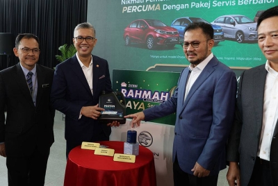 Menteri Pelaburan, Perdagangan dan Industri Senator Tengku Datuk Seri Zafrul Tengku Abdul Aziz (dua dari kiri) ketika perasmian kempen Proton Servis Rahmah 2023 di Pusat Servis Proton IOI City Mall pada Rabu. Turut sama, Pengerusi Proton Datuk Seri Syed Faisal Albar (dua dari kanan dan Roslan (kiri). - Foto Bernama
--fotoBERNAMA (2023) HAK CIPTA TERPELIHARA