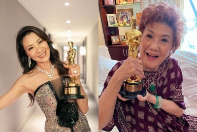 Michelle turut memuat naik gambar ibunya, Datin Janet Yeoh yang tersenyum gembira sambil memegang trofi kemenangan itu di Instagram. - Foto Instagram Michelle Yeoh
