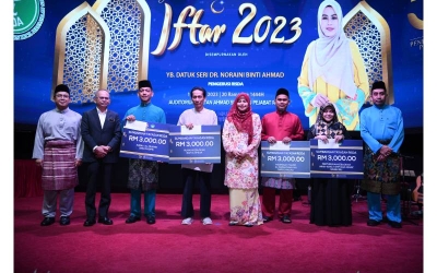 Noraini (empat, kanan) bersama wakil daripada pusat kebajikan, madrasah dan surau yang menerima sumbangan Yayasan RISDA bernilai RM3,000.