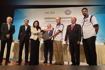 Presiden MCBA, Datuk Nora Abd Manaf dan Presiden NUBE, Michael Tan bertukar-tukar dokumen Perjanjian Kolektif MCBA-NUBE ke-19 di Kuala Lumpur, hari ini. Turut hadir (dari kiri) Pengarah Eksekutif MCBA, Chua Kim Lin; Pengerusi Persatuan Bank-bank Malaysia, Datuk Khairussaleh Ramli; Setiausaha Politik Kanan kepada Perdana Menteri, Datuk Seri Shamsul Iskandar Mohd Akin; Konsultan NUBE, Raghawan Raghawan dan Solomon.