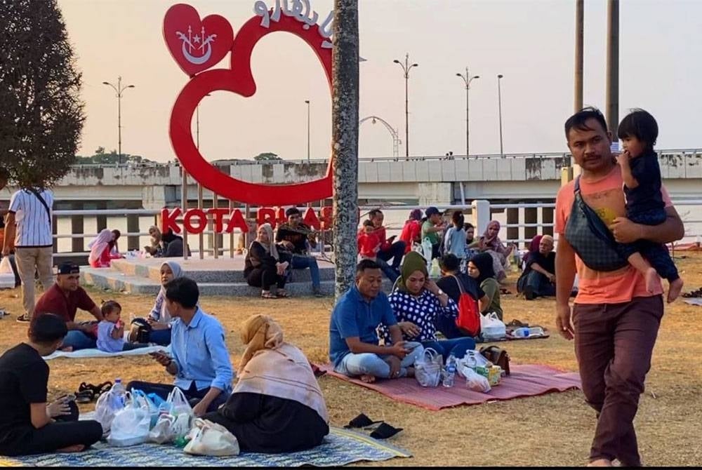 Tinjauan Sinar Harian mendapati orang ramai menyifatkan lokasi 'terbuka' memberikan suasana lebih santai dan dapat menikmati keindahan pada waktu senja berbanding berbuka puasa di kedai makan.