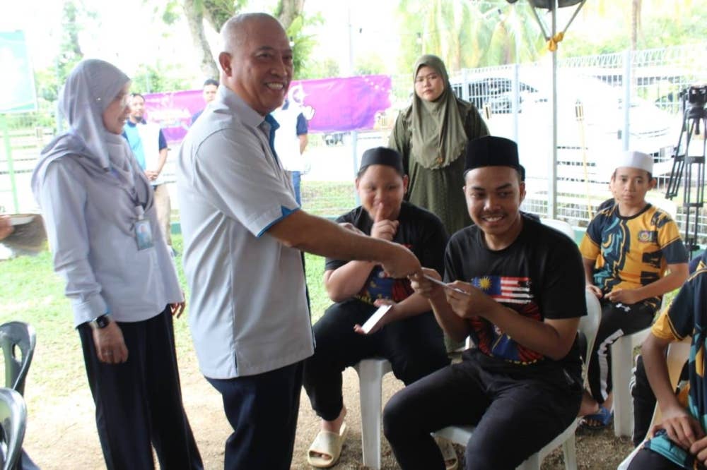 Zulkiflee menyampaikan sumbangan duit raya kepada penghuni Pertubuhan Kebajikan Asnaf An-Naafi Bukit Antarabangsa pada Rabu.
