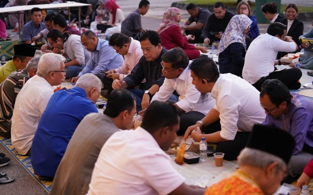 Datuk Seri Saifuddin Nasution Ismail berbuka puasa bersama pengunjung.