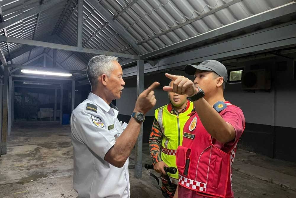 Abdullah (kiri) menghubungi bomba apabila menyedari berlaku kebakaran. Foto: Ihsan JBPM