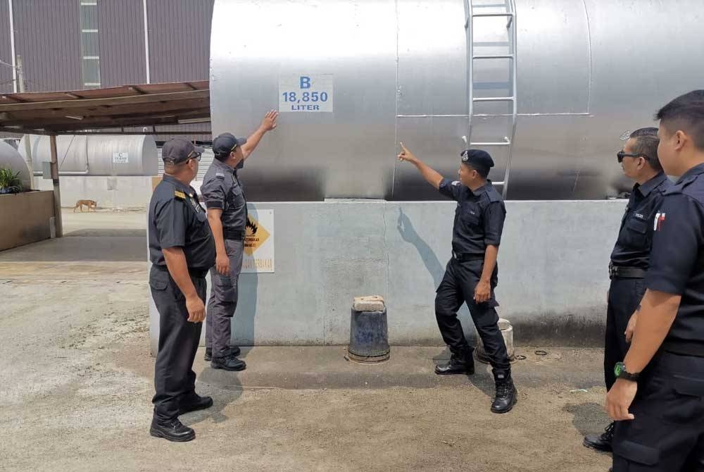 Hasil pemeriksaan menemui lima skid tank yang di dalamnya cecair disyaki minyak diesel bersubsidi bernilai RM96,279. Foto: KPDN Perak