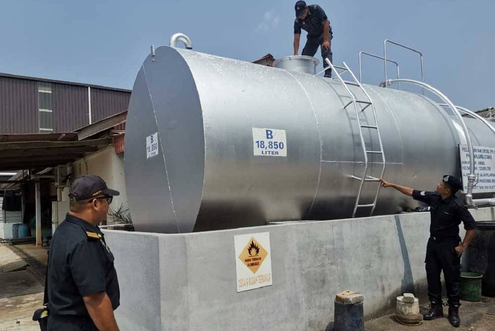 Siasatan dijalankan mendapati, premis tidak mempunyai lesen yang sah bagi aktiviti menjual minyak diesel secara runcit. Foto: KPDN Perak
