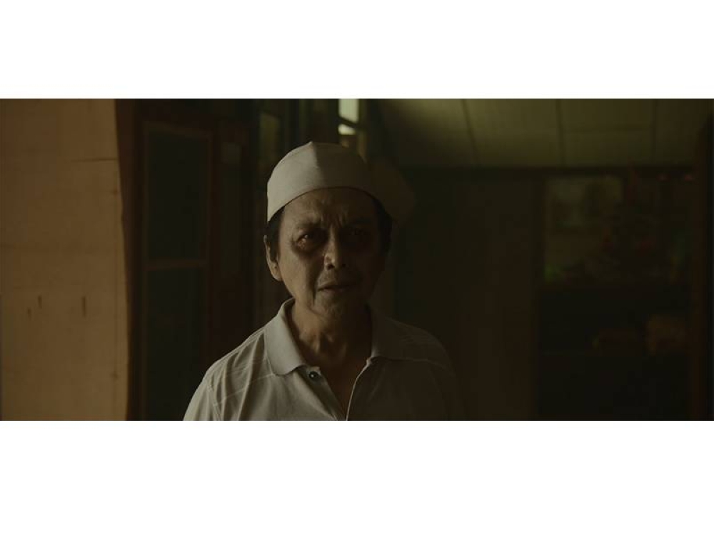 Apabila pulang ke kampung, Ayu disambut oleh ayahnya, Pak Jalil (Aziz M Osman), yang kelihatan lesu bagai zombi.