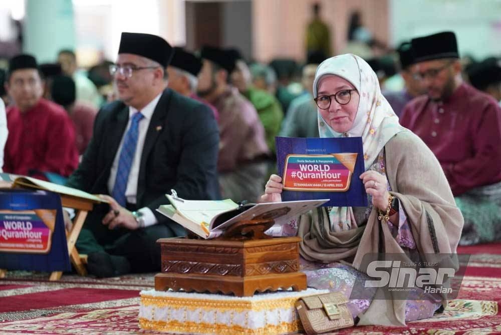 Raja Permaisuri Agong Tunku Azizah Aminah Maimunah Iskandariah mencemar duli berangkat ke Program World #QuranHour 2023 pada Khamis.