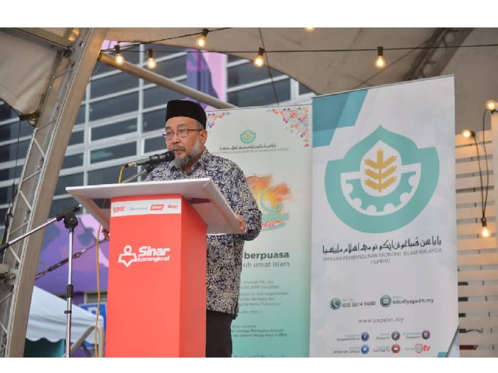 Mohd Radzif ketika berucap di majlis Iftar ala Madinah yang diadakan di Dataran Karangraf.  