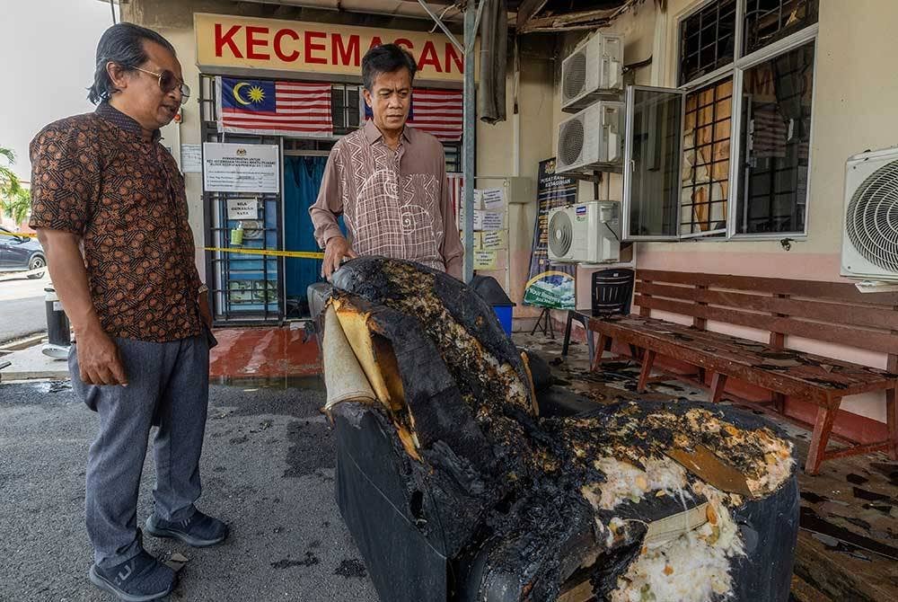 Pengarah Jabatan Kesihatan Negeri Kelantan (JKNK) Datuk Dr Zaini Hussin (kanan) meninjau Klinik Kesihatan Pengkalan Chepa, di sini hari ini.