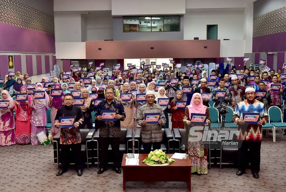 Ridzuan (tengah) bersama peserta yang hadir menjayakan Program World #QuranHour 2023 di PPAT.