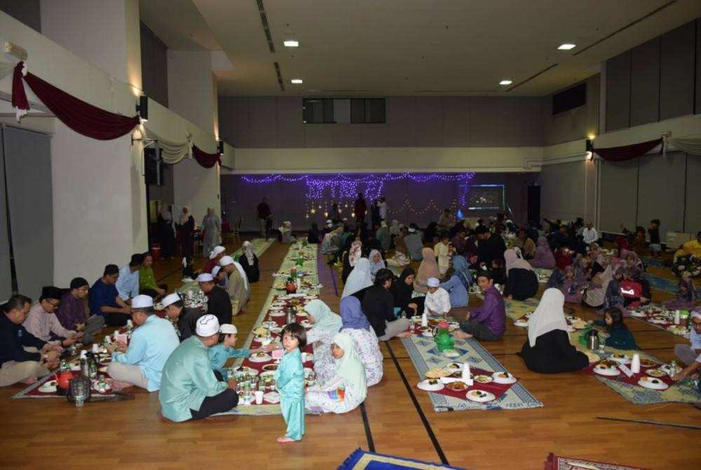 Pegawai LHDN Petaling Jaya serta ahli keluarga berbuka puasa bersama dalam Program Iftar Perdana bersama Anak-Anak Yatim pada Jumaat lalu.