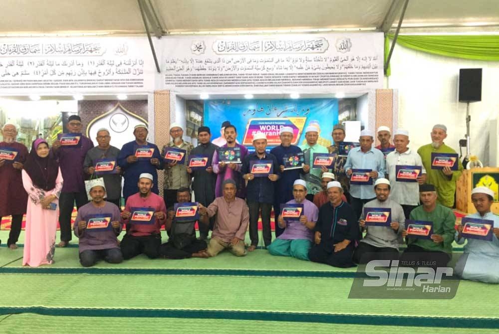 Para peserta World #QuranHour bergambar selepas program berjalan dengan jayanya.