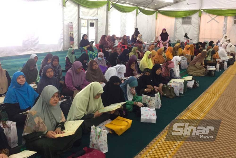 Peserta wanita pada program World #QuranHour di Kelantan.