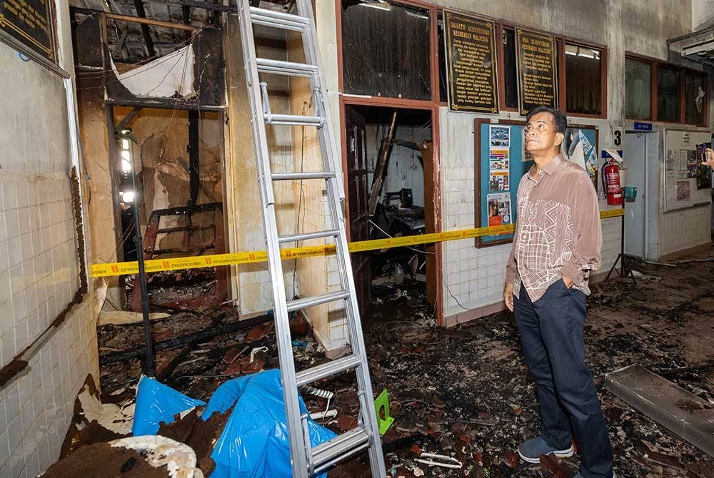 Pengarah Jabatan Kesihatan Negeri Kelantan (JKNK) Datuk Dr Zaini Hussin meninjau Klinik Kesihatan Pengkalan Chepa, di sini pada Khamis. - Foto Bernama