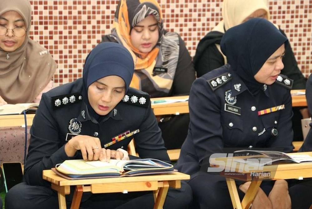 Pegawai dan anggota IPK Pulau Pinang membaca surah Al-Insan sempena kempen World #QuranHour 2023.