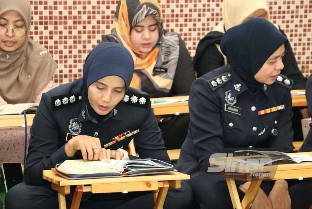 Pegawai dan anggota IPK Pulau Pinang membaca surah Al-Insan sempena kempen World #QuranHour 2023.