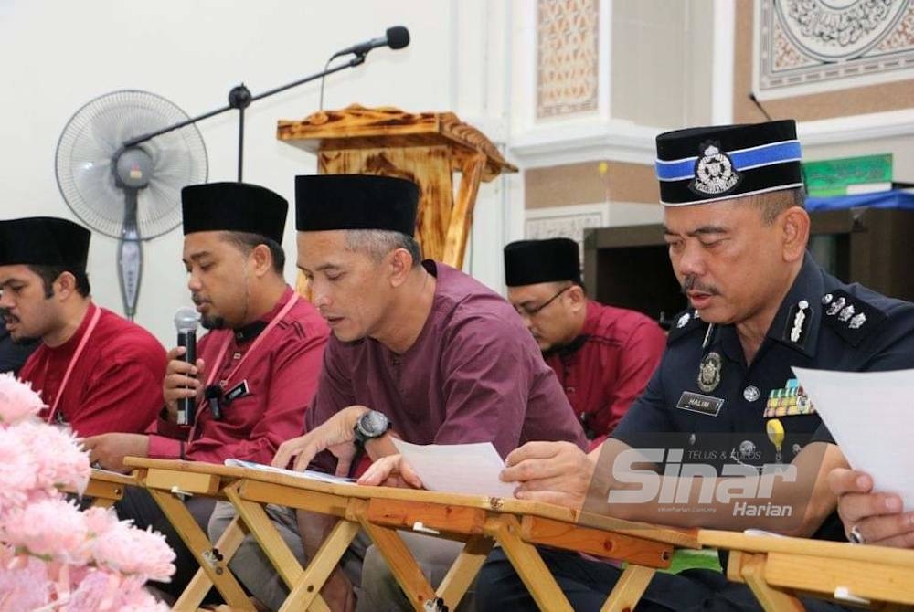 Mohd Suhaily (tiga dari kiri) turut bersama pegawai dan anggota IPK Pulau Pinang membaca Surah Al-Insan sempena kempen World #QuranHour 2023.