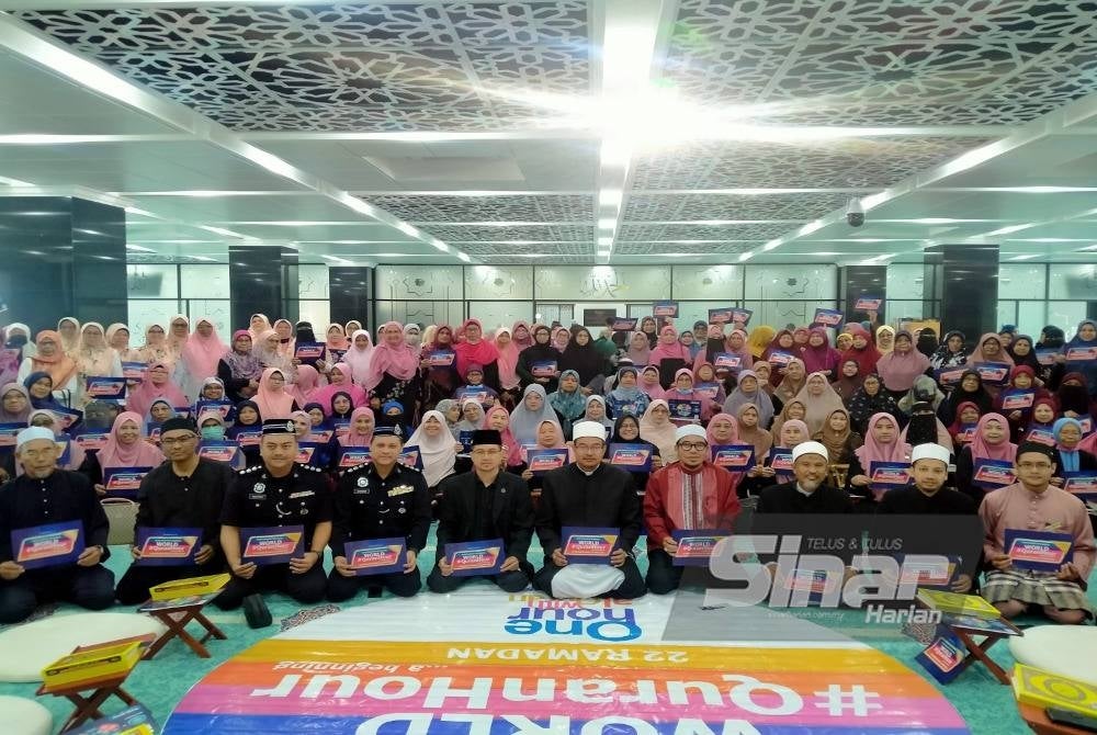 Sebahagian peserta program World #QuranHour di Masjid Negeri Perak pada Khamis.