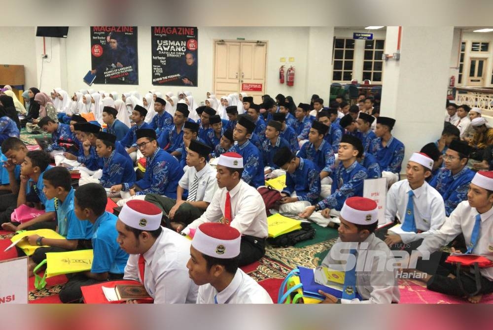 Lebih 220 pelajar menyertai program World #QuranHour di Perbadanan Perpustakaan Awam Negeri Perak di Ipoh.