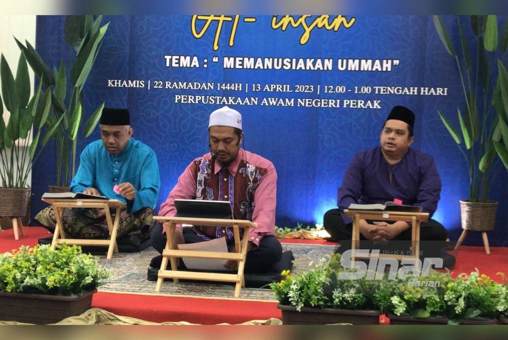 Mohd Hafizullah (tengah) bersama Khairudin (kiri) mengetuai alunan bacaan surah Al-Insan pada program World #QuranHour di Perbadanan Perpustakaan Awam Negeri Perak di Ipoh.