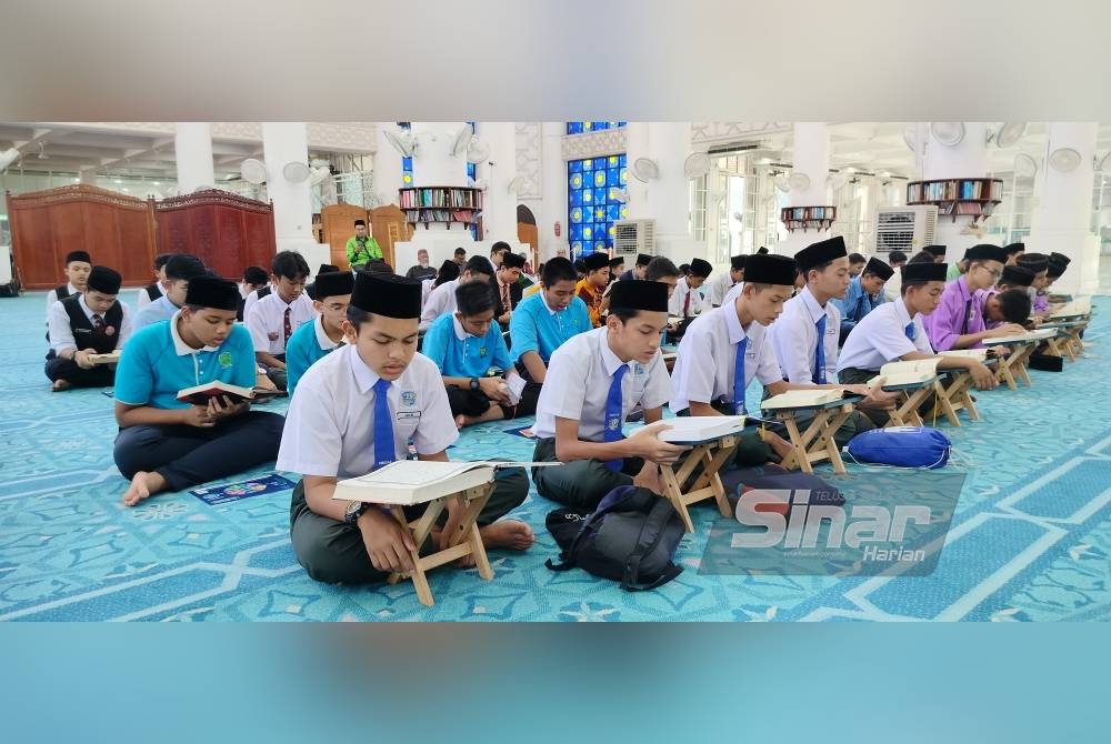 Sebahagian pelajar kelas aliran agama di daerah Kuantan yang menyertai World#QuranHour di Masjid Negeri Sultan Ahmad 1 pada Khamis.
