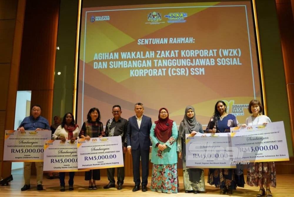 Fuziah (empat dari kanan), Ahmad Sabki (lima dari kanan) dan Azimah (tiga dari kanan) bersama penerima sumbangan Wakalah Zakat Korporat dan Tanggungjawab Sosial Korporat.