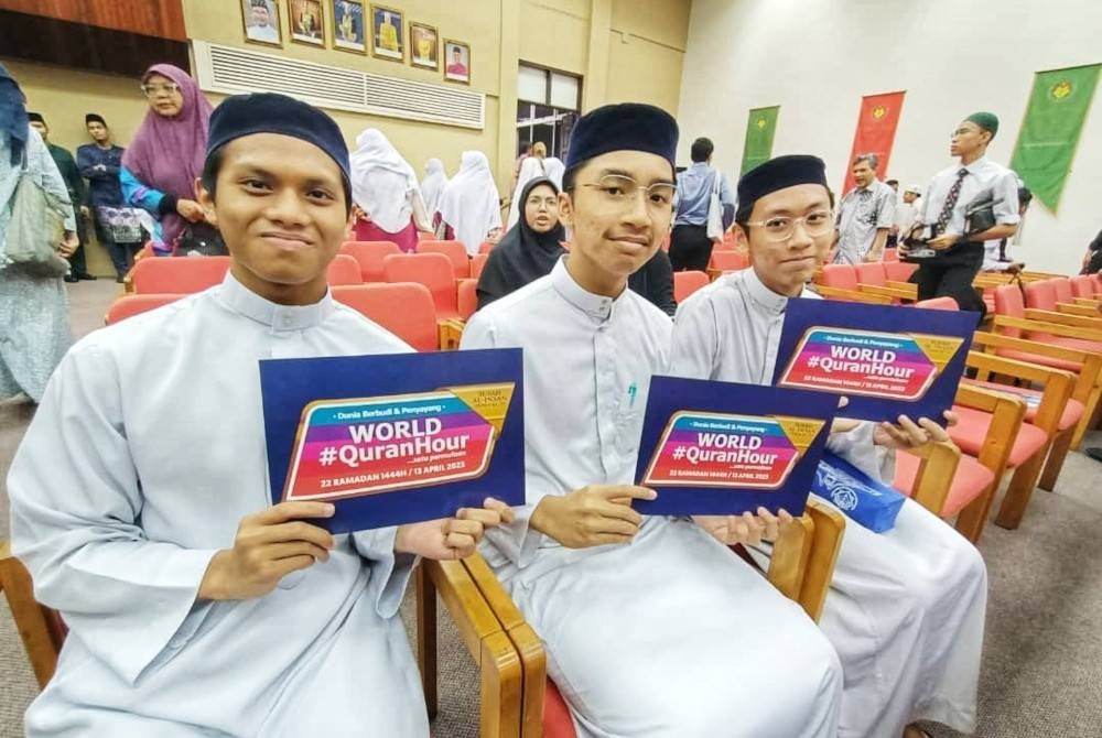 Pelajar Maahad Tahfiz Sulaimaniyyah antara yang hadir memnyertai program World #QuranHourdi Auditorium PPAK, Alor Setar pada Khamis. 