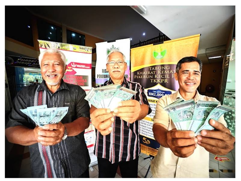 Dari kiri: Md Bazin, Ali dan Mutaza gembira menerima Bantuan Khas Kewangan Aidilfitri.