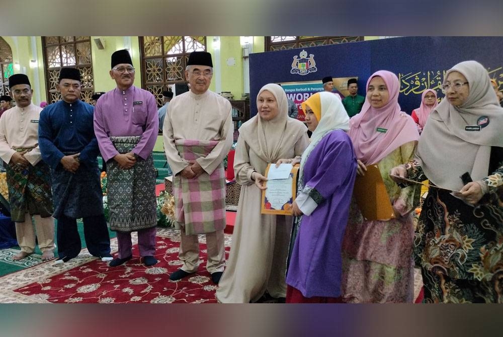 Toh Puan Asmah (lima dari kiri) menyampaikan sijil penghargaan khatam al-Quran sempena World #QuranHour di Masjid Al-Azim Bukit Palah pada Khamis.