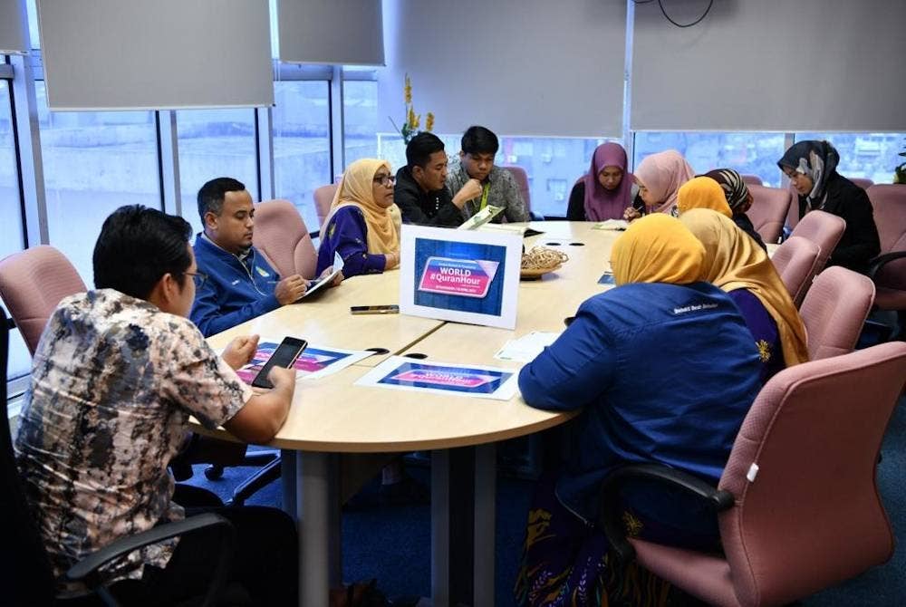 Kakitangan MPAJ meluangkan masa membaca surah Al-Insan sempena World #QuranHour.