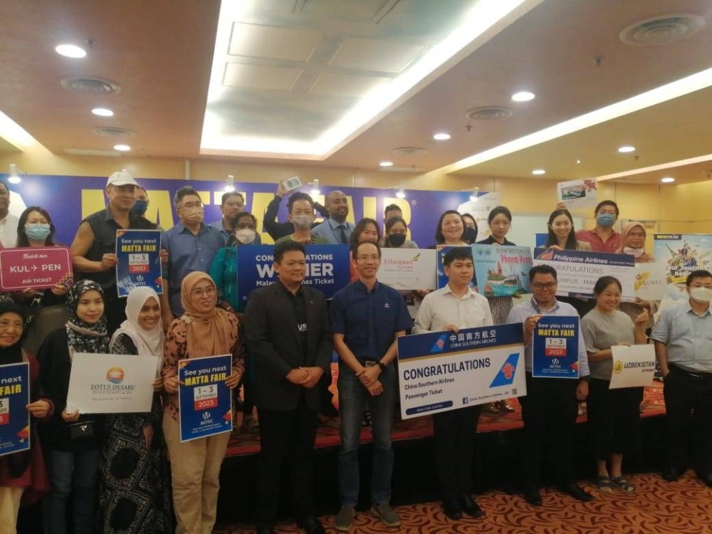 Nigel (lima dari kanan) bersama rakan penaja dan pemenang.