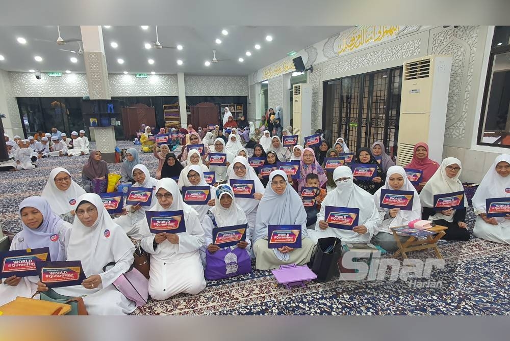 Peserta yang menyertai program World #QuranHour 2023 peringkat Pulau Pinang di Masjid Jamiul Sharif Pokok Machang di Tasek Gelugor pada Khamis.