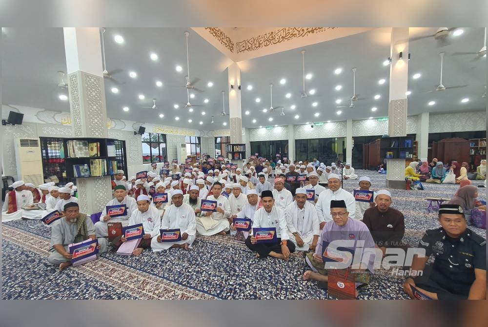 Antara yang mengambil bahagian dalam program World #QuranHour 2023 peringkat Pulau Pinang di Masjid Jamiul Sharif Pokok Machang di Tasek Gelugor pada Khamis.