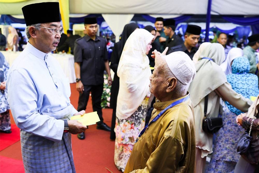 Yang di-Pertuan Agong Al-Sultan Abdullah Ri'ayatuddin Al-Mustafa Billah Shah dan Raja Permaisuri Agong Tunku Hajah Azizah Aminah Maimunah Iskandariah berkenan mengurniakan sumbangan kepada golongan yang memerlukan pada Majlis Perasmian Masjid Baharu Benta. - Foto Bernama